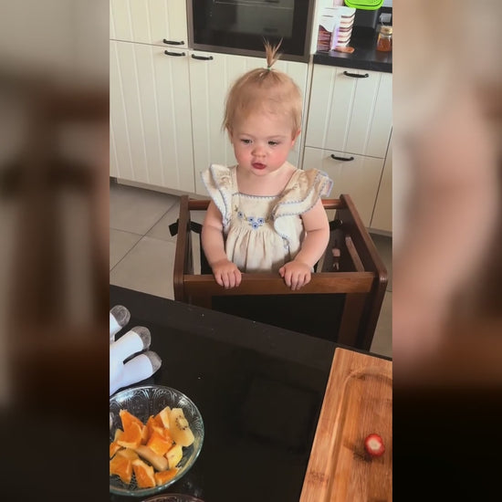 Video: kind helpt mee in de keuken op de STARSTEPS® leertoren