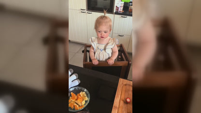 Video: kind helpt mee in de keuken op de STARSTEPS® leertoren