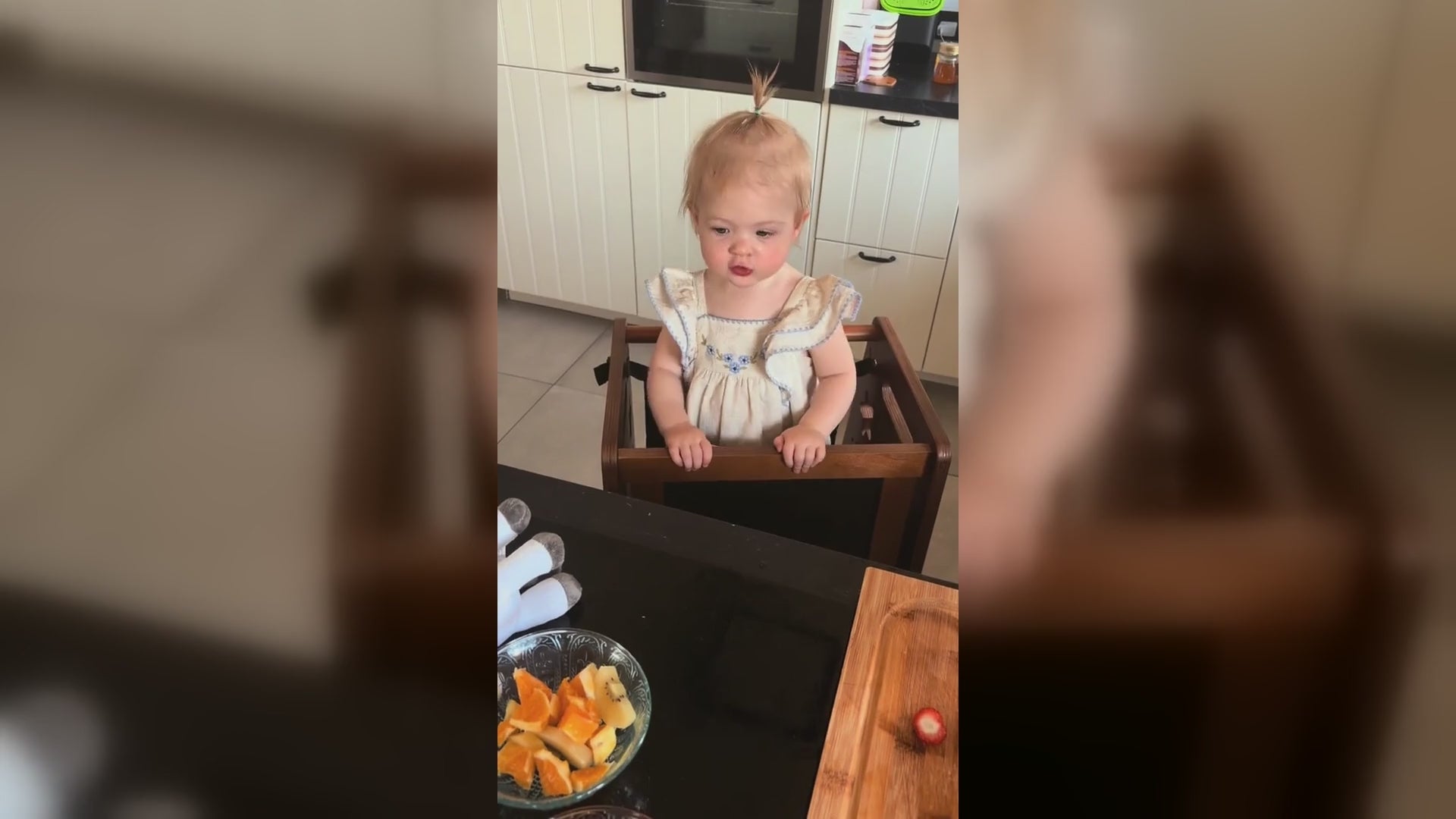 Video: kind helpt mee in de keuken op de STARSTEPS® leertoren